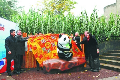 功勛熊貓雕塑落戶(hù)英國(guó)倫敦(圖）