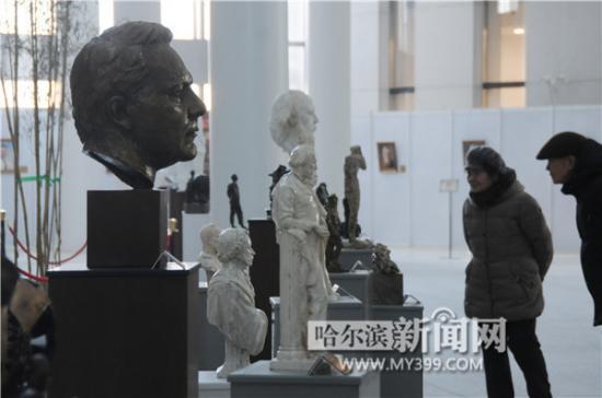 掃描或長按二維碼加關注，也可搜索微信公眾號“左堂雕塑藝術”加關注。