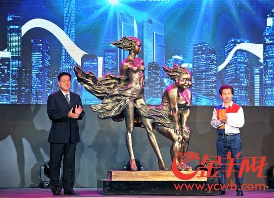 2016年廣州國際購物節開幕 藝術雕塑《飛花》首度亮相_金羊網新聞